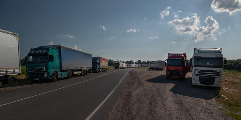 La file d'attente de camions devant le point de contrôle frontalier de Chernyshevskoye de la région de Kaliningrad à la Lituanie s'étendait sur 7 km.
Les camionneurs s'attendent à passer la frontière pendant quatre jours. Le contrôle lui-même des deux côtés peut prendre jusqu'à 15 heures.

Le 18 juin, la Lituanie a interdit le transit par son territoire d'un certain nombre de marchandises en provenance de Russie. Parmi eux figurent le ciment, le métal, les installations technologiques de liquéfaction du gaz, les appareils électroménagers, les instruments de musique, les cigares, etc.