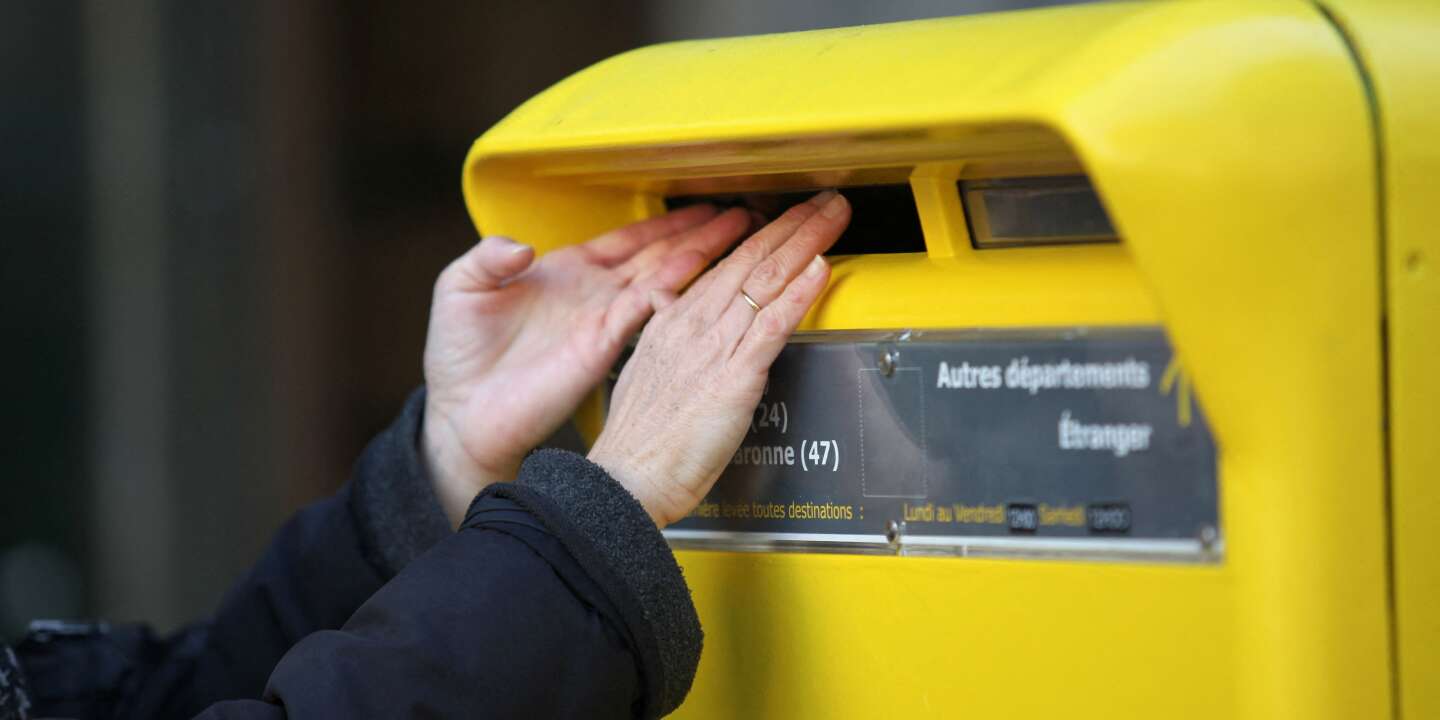 La Poste va commercialiser un timbre digital pour affranchir un courrier  depuis son smartphone 
