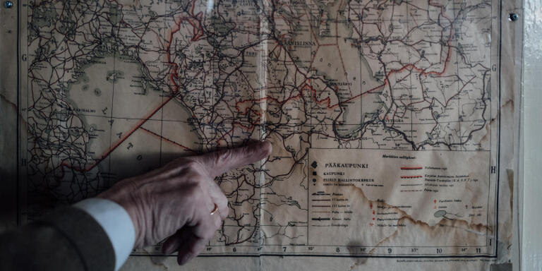 Imatra le 06 mai 2022. Jarmo, le conservateur du musée des vétérans de la ville, pointe du doigt une vieille carte afinn de montrer le changement des frontières entre la Finlande et la Russie.