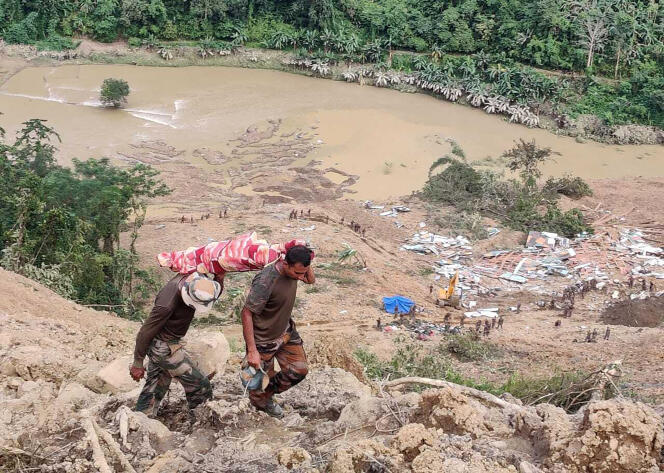 Des secouriste portent le corps d’une victime du glissement de terrain qui a fait plusieurs dizaines de morts et disparus dans le nord-est de l’Inde, le 1er juillet 2022.