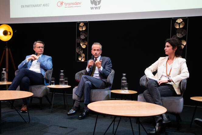 Philippe Martin (au centre), président délégué du Conseil d’analyse économique, entouré de Dominique Schelcher, PDG de Système U et de Véronique Andrieux, directrice générale du WWF, le 30 juin.
