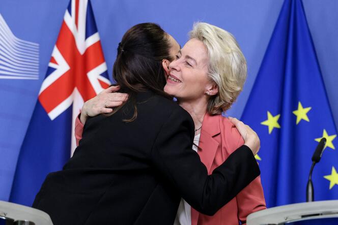 European Commission President Ursula von der Leyen (R) and New Zealand Prime Minister Jacinda Ardern in Brussels on June 30, 2022.  