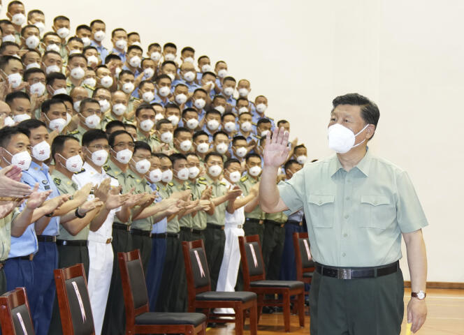 Le président chinois, Xi Jinping, lors d’une inspection de la garnison de l’Armée populaire de libération, à Hongkong, le 1er juillet 2022 (photo transmise par l’agence Chine nouvelle).