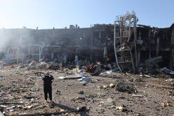 Un centre commercial détruit après la frappe de missiles russes, dans la ville ukrainienne d’Odessa sur la mer Noire, le 10 mai 2022,  