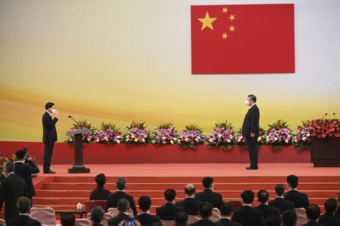 Le président chinois, Xi Jinping (à droite), lors du serment, de John Lee, le nouveau chef de l’exécutif de l’ancienne colonie britannique, à Hongkong, vendredi 1er juillet.
