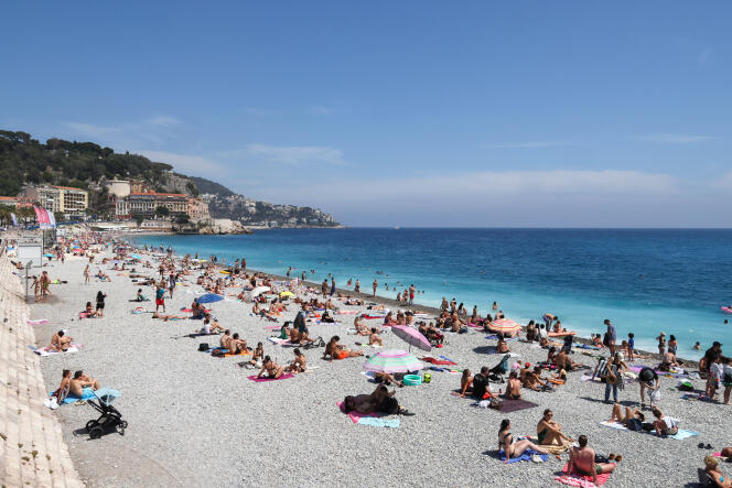 La plage de Nice, le week-end de Pentecôte, le 05 juin 2022.