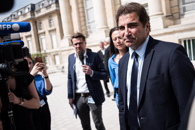 Christian Jacob s’adresse à des journalistes dans la cour d’honneur du Palais-Bourbon, à Paris, le 22 juin 2022.
