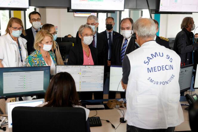 La première ministre, Elisabeth Borne, la ministre de la santé, Brigitte Bourguignon, et le président du Samu-Urgences de France, François Braun, lors d’une visite, le 1er juillet 2022, à l’hôpital de Pontoise.