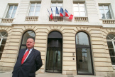 André Santini, le 12 avril 2002, devant l’hôtel de ville d’Issy-les-Moulineaux (Hauts-de-Seine), dont il est le maire depuis 1980. 