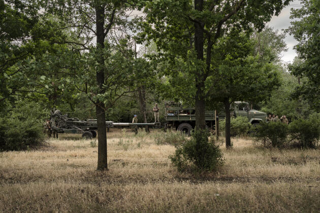 Des artilleurs ukrainiens entraînés se préparent pour une démonstration à l’attention des journalistes du « Monde », dans les bois de l’oblast de Kherson, en Ukraine, le 22 juin 2022. 