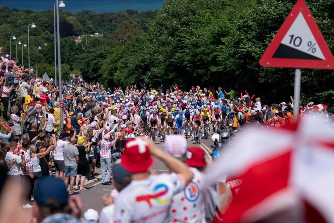Les spectateurs danois au passage du peloton, lors de la 2e étape du Tour de France entre Roskilde et Nyborg, le 2 juillet. 