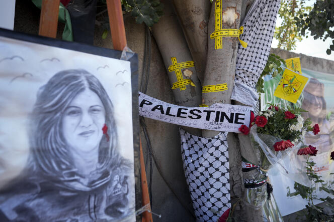 El árbol al pie del cual Shireen Abu Akleh fue asesinada el 11 de mayo de 2022, marcado con cinta adhesiva amarilla en los orificios de bala, se transformó en un monumento el 19 de mayo de 2022 en la Cisjordania ocupada.
