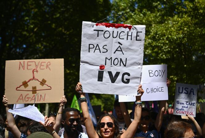 Des manifestantes et des manifestants défilent pour défendre le droit à l’IVG, dans les rues de Paris, le 2 juillet 2022.
