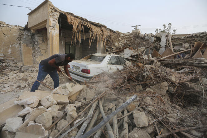 Un habitant du village de Sayeh Khosh dans les décombres d’une maison après le tremblement de terre qui a touché le sud du pays, le 2 juillet 2022.