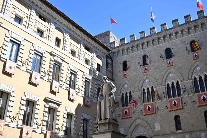 L'edificio di Palazzo Salimbeni, che ospita gli uffici principali della Banca Monte dei Paschi di Siena, a Siena (Italia), il 2 luglio 2022.