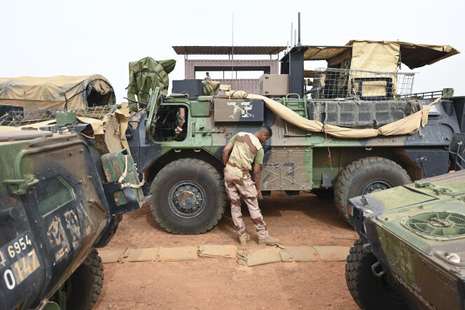 L’armée française reçoit des conteneurs, à la base aérienne de Niamey, au Niger, le 29 juin 2022.