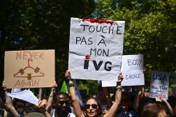 Des manifestantes et des manifestants défilent pour défendre le droit à l’IVG, dans les rues de Paris, le 2 juillet 2022.