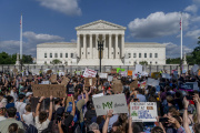 Des manifestants défendent le droit à l’avortement devant le bâtiment de la Cour suprême, le 24 juin 2022 à Washington.