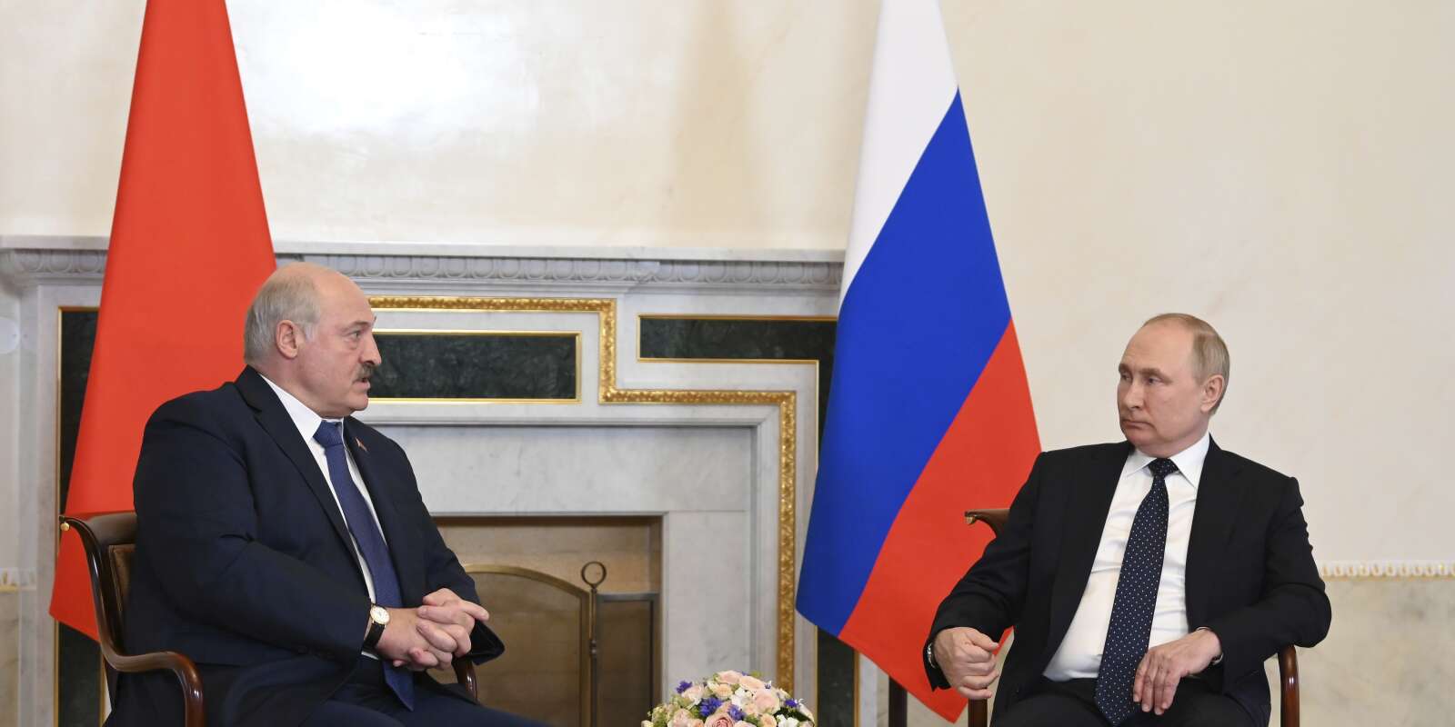 Les présidents bielorusse Alexandre Loukachenko et russe Vladimir Poutine, le 25 juin 2022 à Saint-Péterbourg.