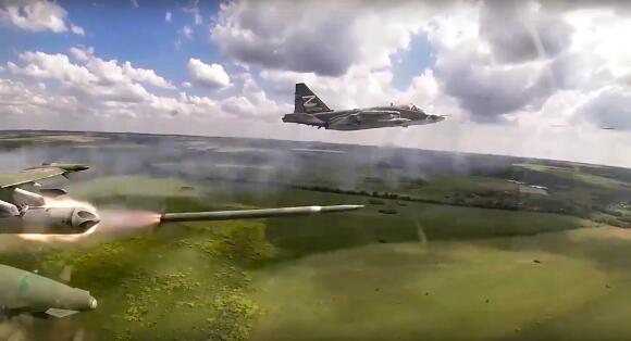 Un avion de chasse Su-25 tire des roquettes lors d’une mission dans un lieu non divulgué en Ukraine, le 2 juillet 2022.
