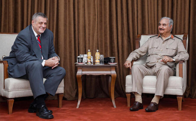 Jan Kubis (à gauche) et Khalifa Haftar (à droite), à Benghazi, en Libye, le 1er juin 2021.