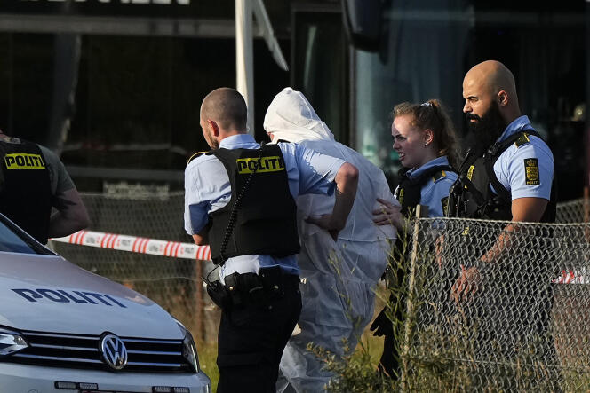 L’auteur présumé de la fusillade, dans une combinaison blanche, arrêté près du centre commercial Fields, à Copenhague, le 3 juillet 2022.