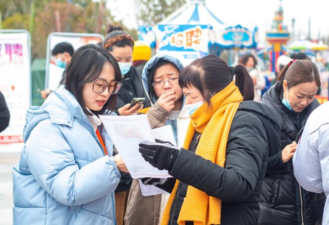 Des demandeurs d’emploi recherchent des informations lors d’un salon, à Nantong (Chine), dans la province du Jiangsu, le 8 février 2022.
