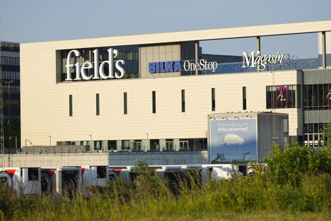 Le centre commercial Fields, peu après la fusillade, à Copenhague, le 3 juillet 2022.