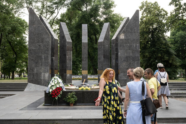 Des touristes russophones visitent le mémorial soviétique de la seconde guerre mondiale dans le parc Dubrovina, à Daugavpils, en Lettonie, le 1er juillet 2022.