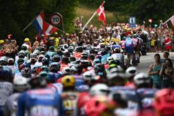 Le peloton du Tour de France 2022 roule entre Vejle et Sonderborg lors de la troisième étape de la course dimanche 3 juillet 2022, au Danemark. 