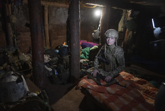 Le commandant de peloton ukrainien Mariia se repose dans une tranchée dans une position dans la région de Donetsk, en Ukraine, samedi 2 juillet 2022.