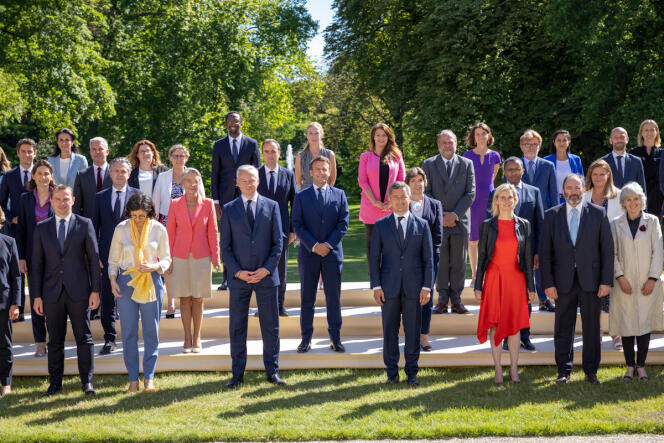 Photo de famille du gouvernement dans le jardin de l’Elysée, le 4 juillet 2022.
