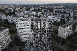 Plusieurs immeubles d’habitations abimés dans la ville de Kharkiv, sous pression russe. Le 3 juillet 2022.