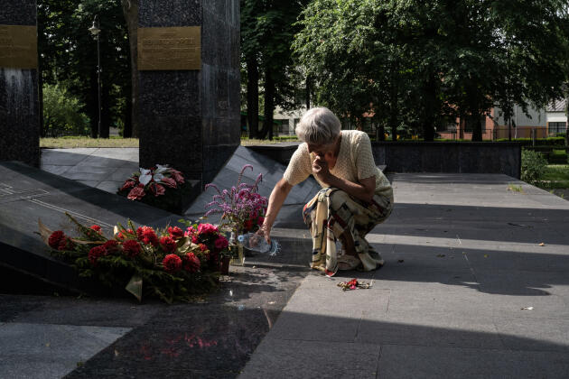 Valentina entretient le mémorial soviétique de la seconde guerre mondiale, dans le parc de Dubrovina, à Daugavpils, en Lettonie, le 30 juin 2022.
