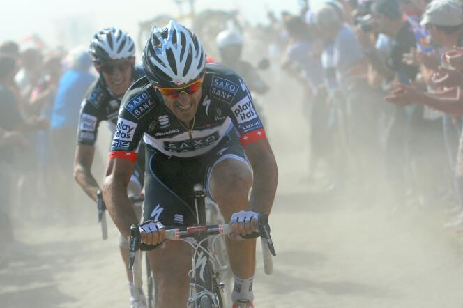 Fabian Cancellara ouvre la route à son leader chez Saxo Bank, Andy Schleck, dans le secteur pavé entre Wanze (Belgique) et Arenberg (Nord), lors de la 3e étape du Tour de France, le 6 juillet 2010.