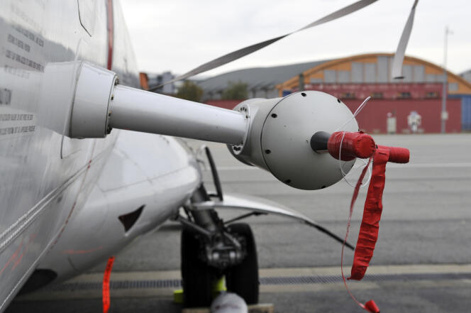 L’ATR 42 du Service des avions français instrumentés pour la recherche en environnement (Safire) a été modifié et équipé d’outils scientifiques, notamment de capteurs microphysiques, appelé PCASP, qui utilise un faisceau laser afin de caractériser les aérosols atmosphériques.