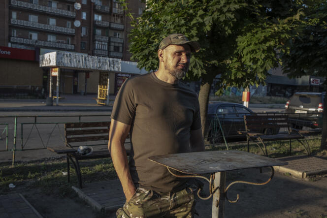 Le réalisateur ukrainien Oleg Sentsov, à présent intégré à une unité de forces spéciales, à Sloviantsk, dans le Donbass, en Ukraine, le 27 juin 2022.