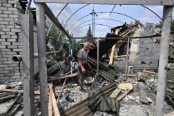 Un habitant marche parmi les débris à côté d’une maison détruite à Sloviansk, le 4 juillet 2022.