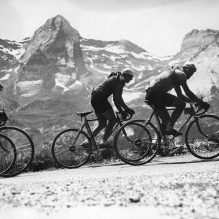 Un groupe de coureurs s'échappe lors de l'ascension du sommet de l'Aubisque le 17 fuillet 1938, pendant la 17e étape du Tour de France 1938 courue entre Besançon et Belfort.