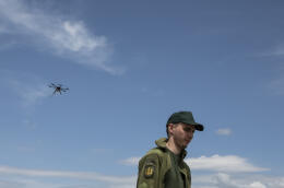 Donbass, Ukraine, le 26/06/2022 « Fatty », un drone de surveillance transformé en drone armé, lors des essais de tirs de l’unité de renseignement aérien du bataillon Dniepro 1 Photo Laurent van der Stockt pour Le Monde