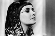 L’actrice américaine Elizabeth Taylor sur le tournage du film « Cléopâtre » réalisé par Joseph L. Mankiewicz, à Rome, en 1962.
