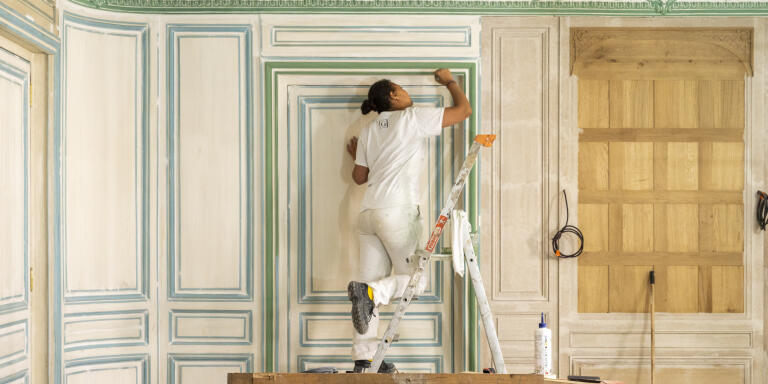 Specialized painters and gilders restore the woodwork