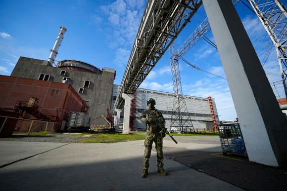 Un soldat russe monte la garde dans la centrale nucléaire de Zaporijia, dans le sud-est de l’Ukraine, en mai 2022.