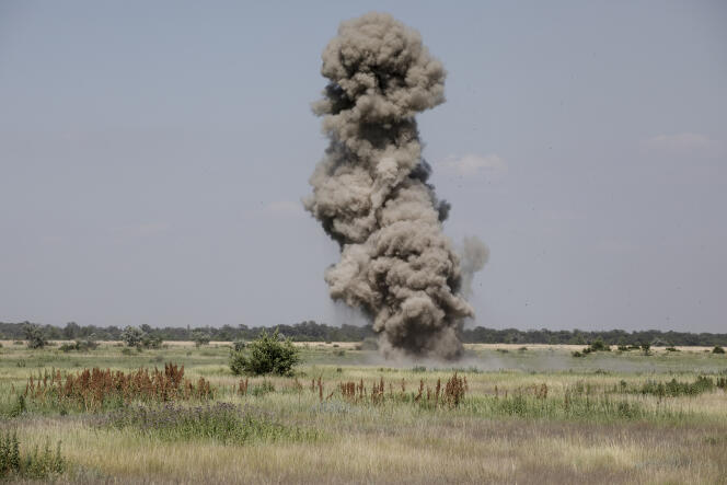 Un obus de tank resté intact dans dans un champ est explosé par une unité de reconnaissance, non loin d'un front au sud de Kryvy Rih, à environ 4 kilomètres des positions russes, dans l'oblast de Kherson, en Ukraine, le 21 Juin 2022.