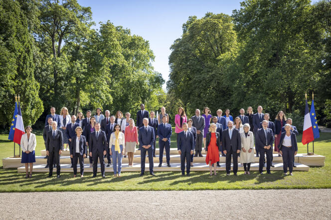 Emmanuel Macron, Elisabeth Borne and the reshuffled government pose for a group photo in the Elysée Palace park after the meeting of the Council of Ministers on July 4, 2022