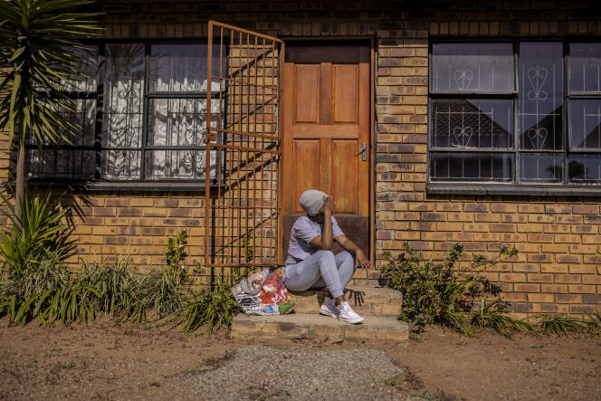 Melokuhle, 20, is supported by the Childline association.  She ended her boyfriend’s toxic relationship with her.  In Soshanguve, Pretoria (South Africa), July 1, 2022. 