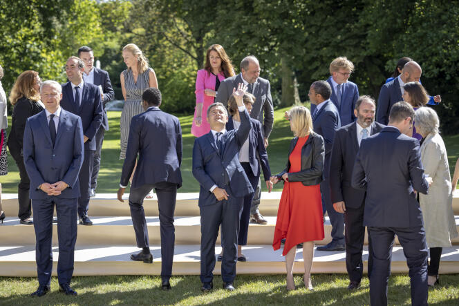 Les membres du gouvernement se préparent à la photo de groupe dans le parc de l'Elysée, lundi 4 juillet 2022.