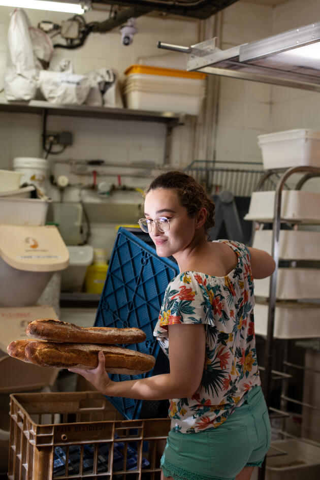 Laurine Gladines, 22 ans, après un CAP en vente alimentaire, seconde sa mère à la vente du pain de la boulangerie familiale de Billom (Puy-de-Dôme).