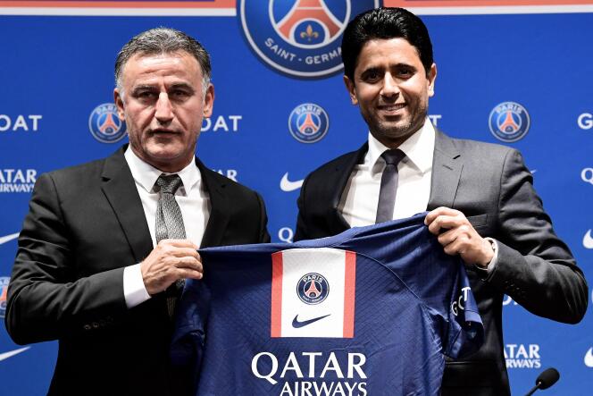 Nouvel entraîneur du PSG, Christophe Galtier (à gauche) a été présenté au Parc des Princes, à Paris, le 5 juillet 2022, par le président du club, Nasser Al-Khelaïfi.