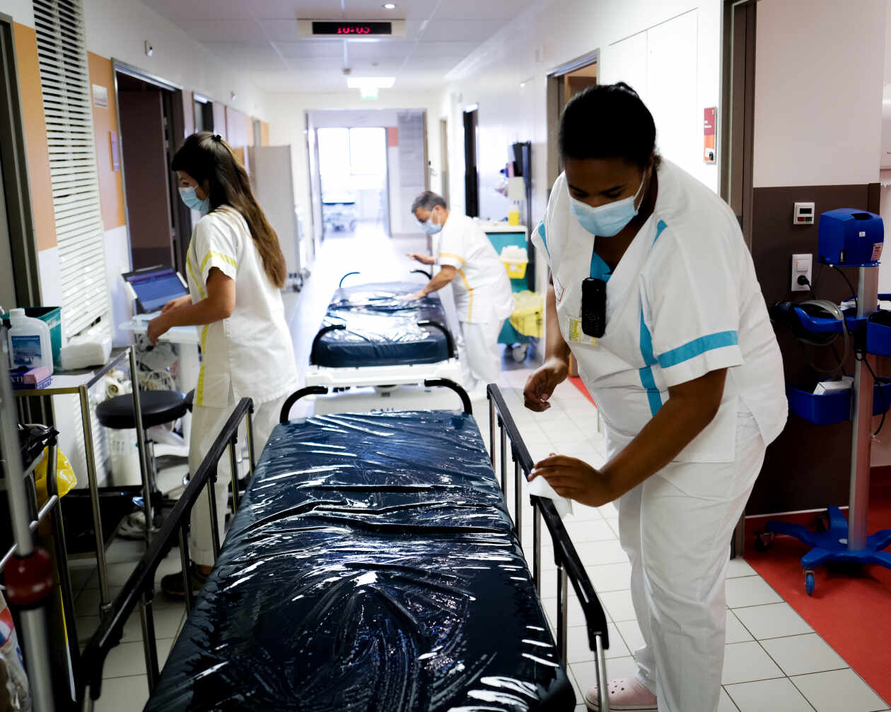 Une infirmière nettoie un brancard aux urgences de l’hôpital de la Source, à Orléans, le 15 juin 2022.